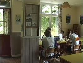 Chalet-style breakfast in Street youth hostel